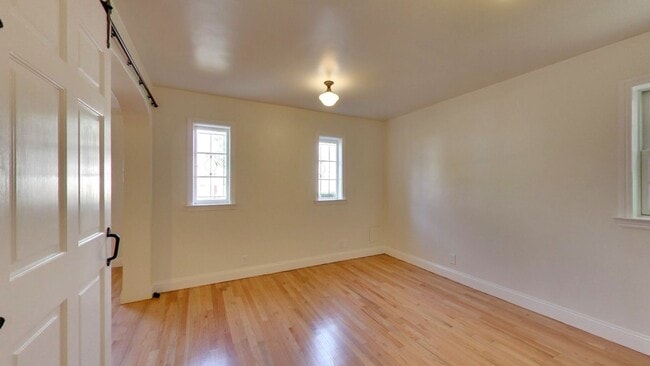 Building Photo - Lakeside 4 Bedroom / 3 Bathroom Single Fam...