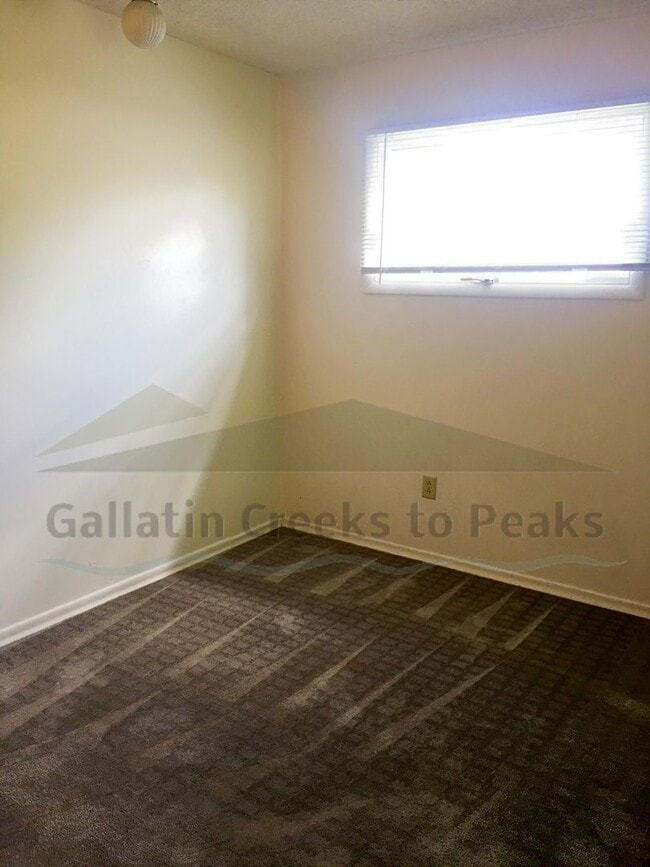 Building Photo - 304 S 13th Ave