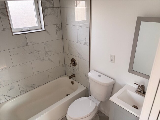 Building Photo - 3 bedrooms 3 baths home in San Diego. WATE...