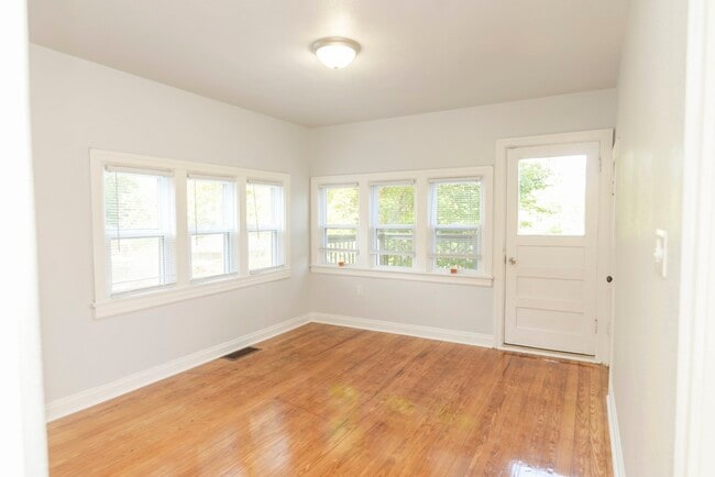 Building Photo - 124 Riverside Dr