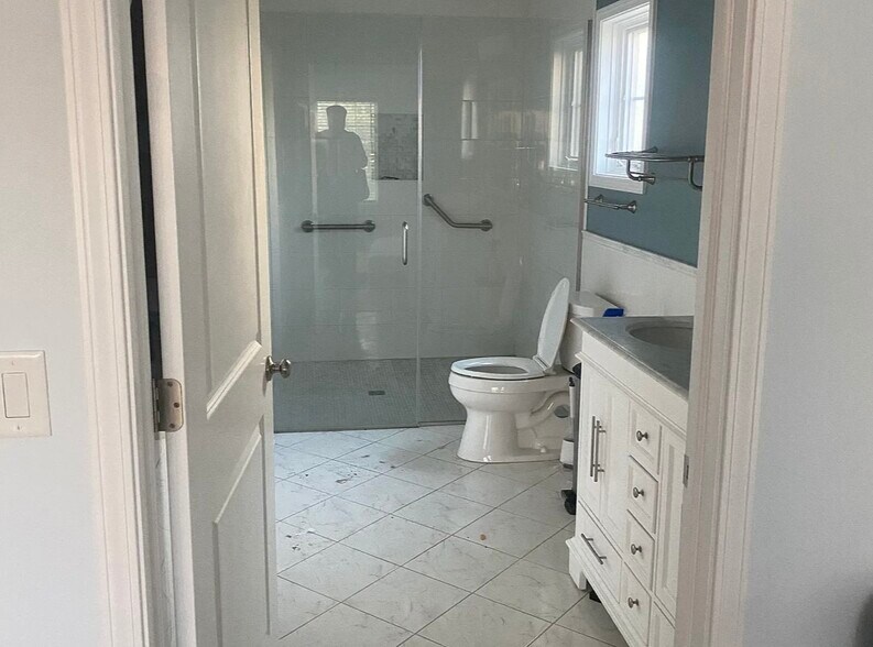 Building Photo - 22325 Fairmount Blvd