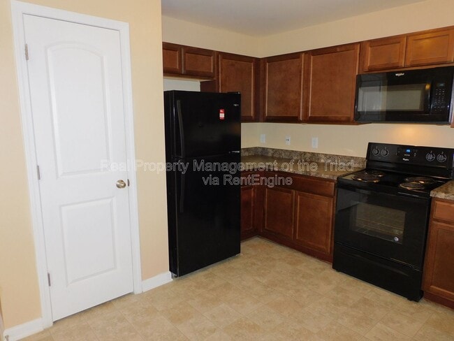 Building Photo - 3918 Mountainridge Dr
