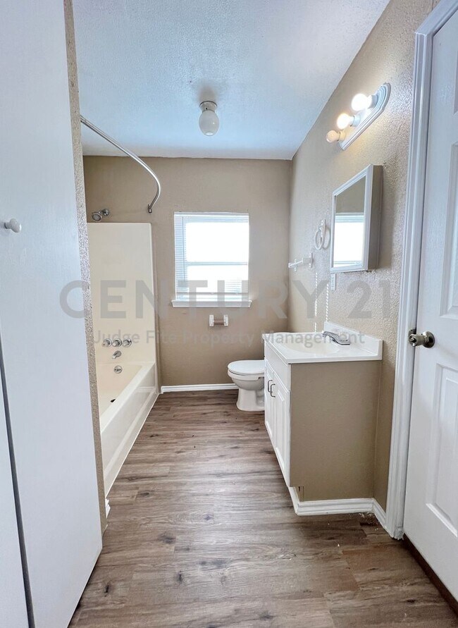 Building Photo - Charming 3/2 in Denton Ready for Move-In!