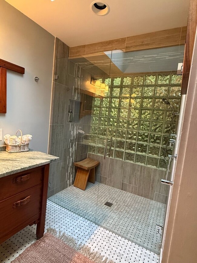 Building Photo - 10809 SE 17th St