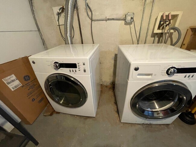 Building Photo - 117 E Davis Ave