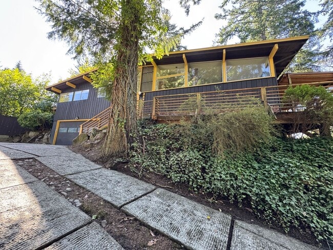 Building Photo - Mid-century modern view 3 bed house on top private drive with view of valley