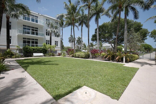 Building Photo - 176 Lake Dr