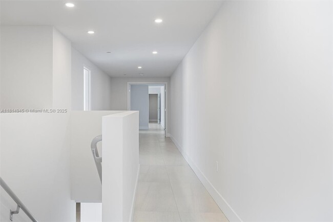 Building Photo - 555 NE 34th St