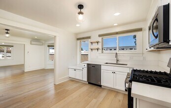 Building Photo - 3 Bed/2 Bath + Office Den - Downtown Santa Barbara