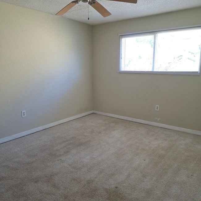 Building Photo - 922 N Lake Destiny Rd