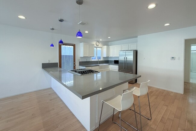 Building Photo - 3 bedrooms & 2 bathrooms |Duplex | Oxnard | Silverstrand Beach| Unfurnished