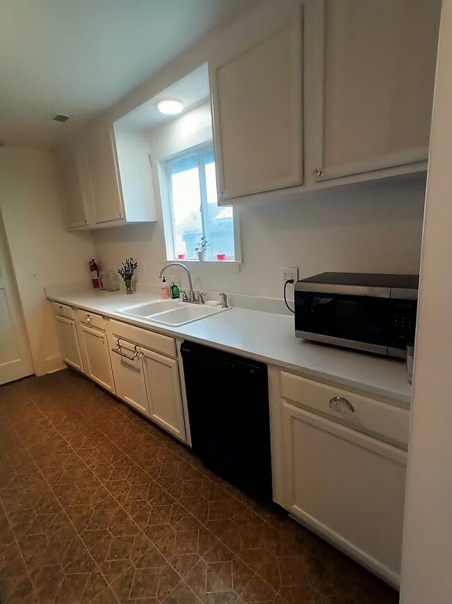 Building Photo - Fully furnished will all utilities included! 2 bed/1 bath, washer & dryer, central location! Shor...