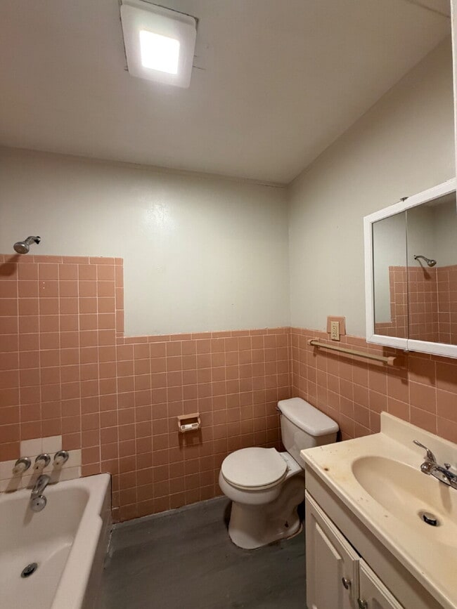 Building Photo - Studio near Forsyth’s Shadow Rock Park