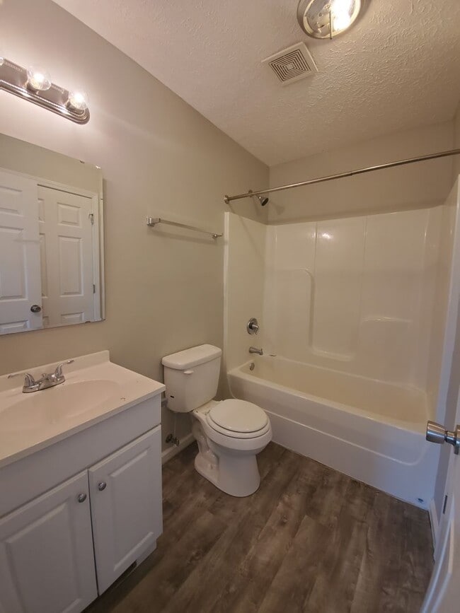 Building Photo - MOVE -IN SPECIAL $500 OFF