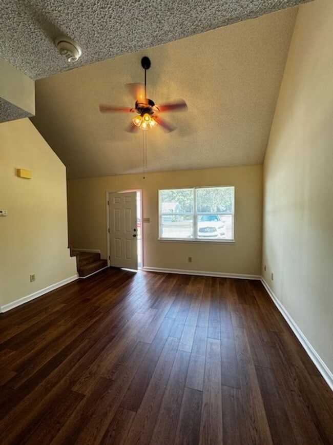 Building Photo - 2 Bedrooms 2 Bath duplex