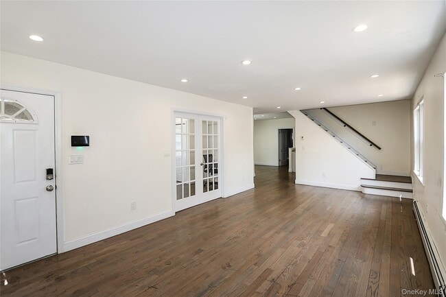 Building Photo - 987 Kings Pkwy