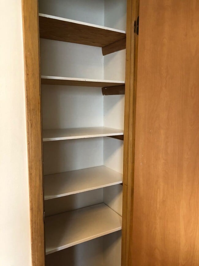 Building Photo - Modern, comfortable townhome living just steps from the Fox River and Oshkosh’s lively downtown.