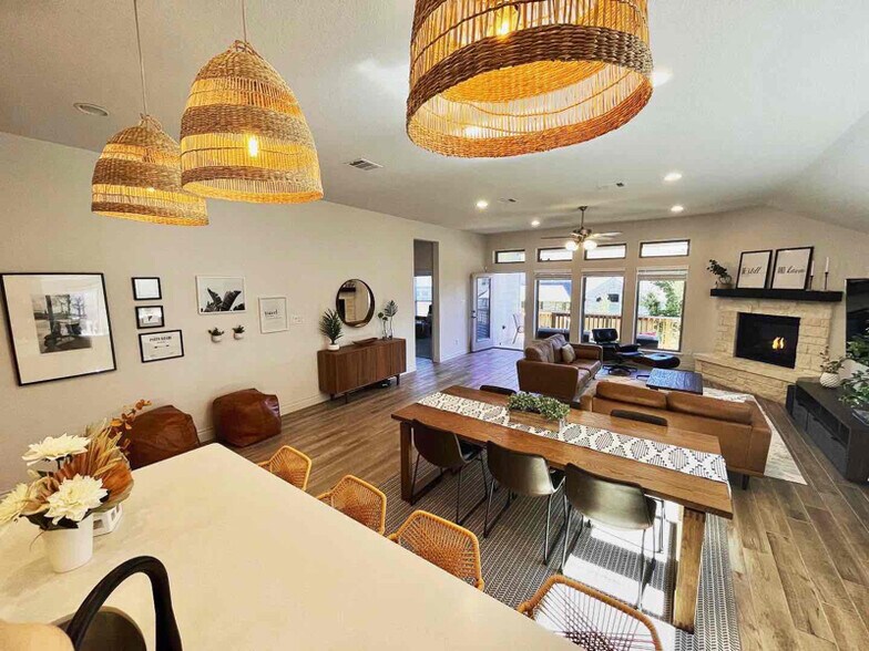 Building Photo - 2126 Thayer Cv