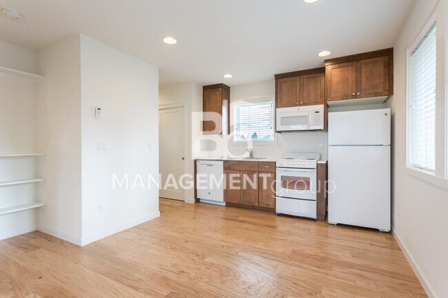 Building Photo - Light & Bright Newer Duplex Close-in NE Portland!