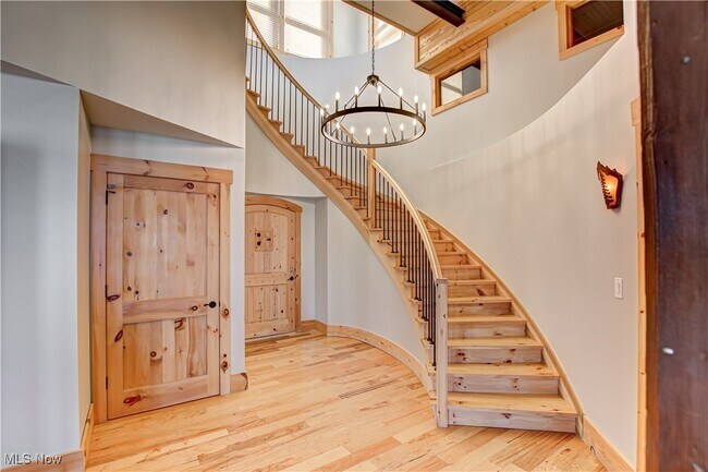 Building Photo - 425 W Lakeside Ave