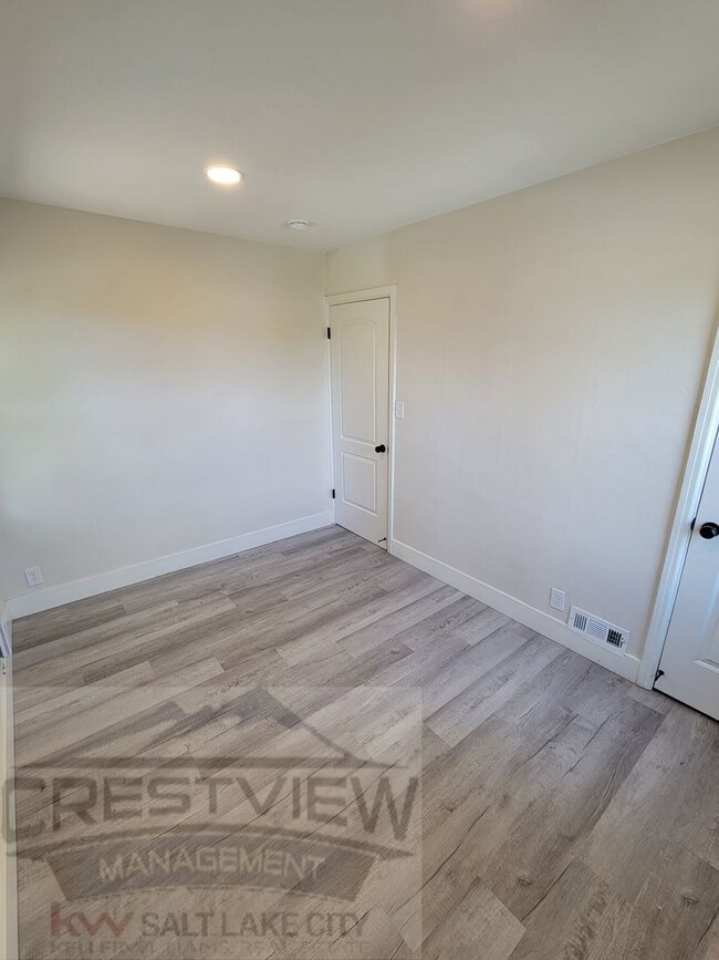 Building Photo - Theall Triplex