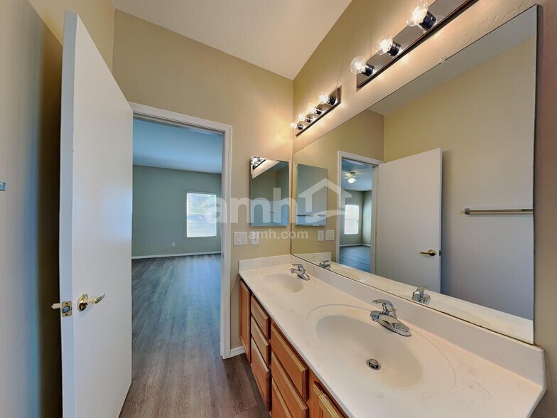 Building Photo - 9376 N Grasshopper Dr