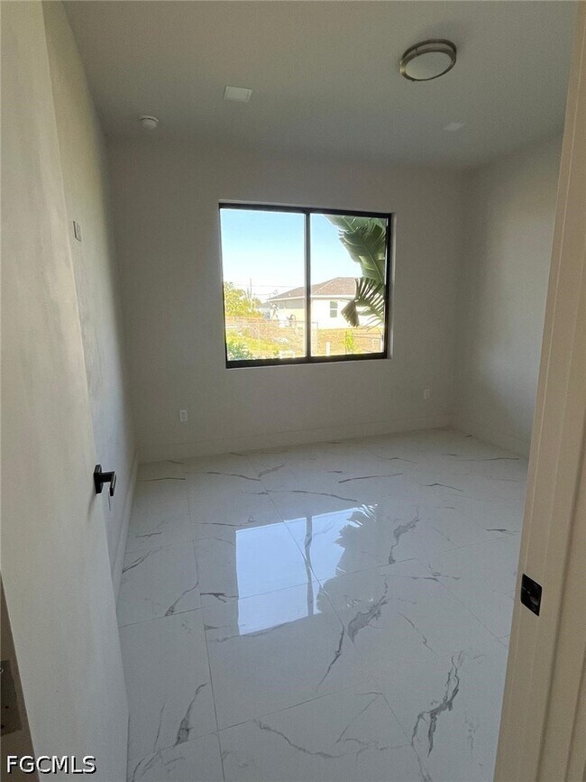 Building Photo - 1832 NW 22nd Pl