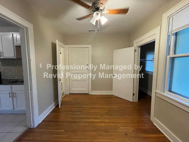 Building Photo - Great 2 Bedroom with large balcony!