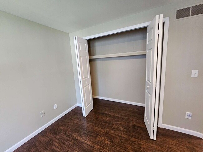 Building Photo - Clean 3-Bedroom Tri-Level, 1.5 Bath with Updated Kitchen, Great Room, Fireplace & Private Backyar...