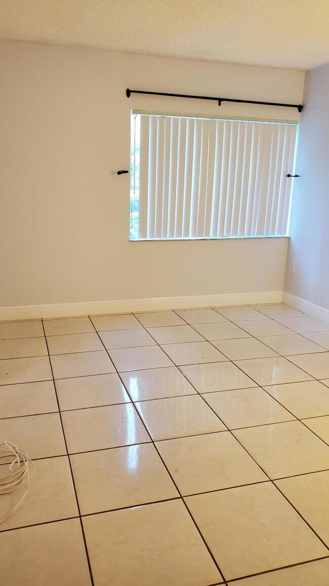 Building Photo - 721 N Pine Island Rd