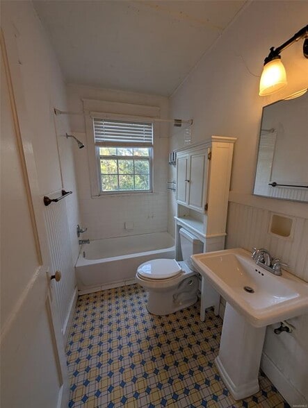 Building Photo - 2166 College St