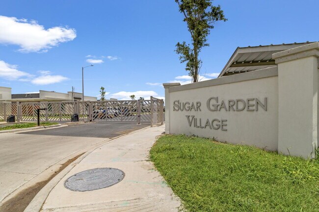 Building Photo - 901 Sugar Gdn Dr