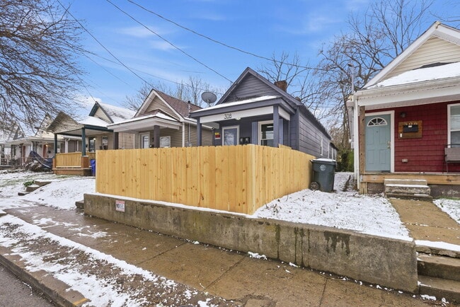 Building Photo - 308 E 7th St