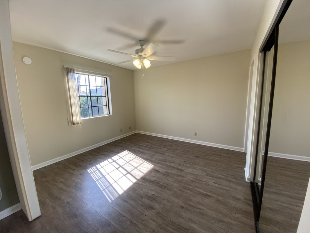 Building Photo - 300 E Tujunga Ave