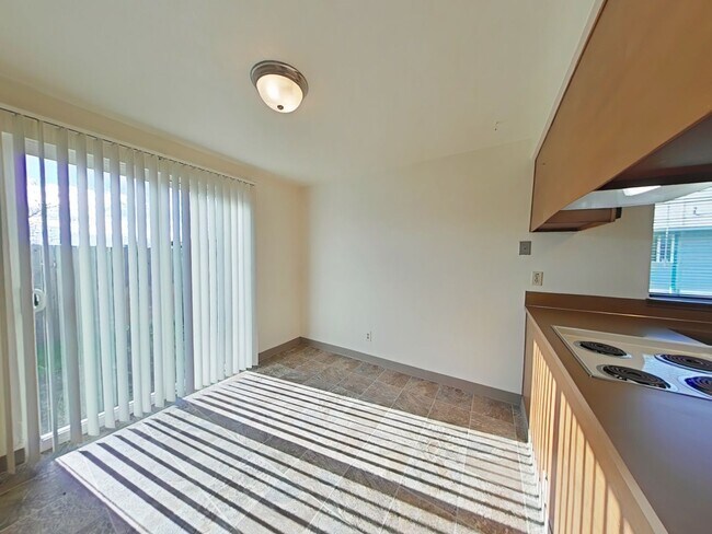 Building Photo - Comfortable 2 Bedroom Duplex with Garage ~ Albany