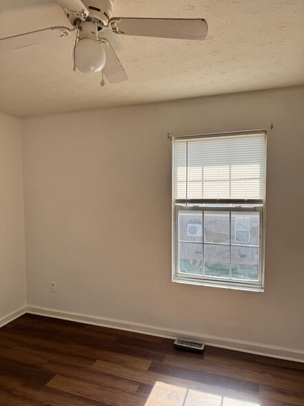 Building Photo - 910 Weeping Willow Dr