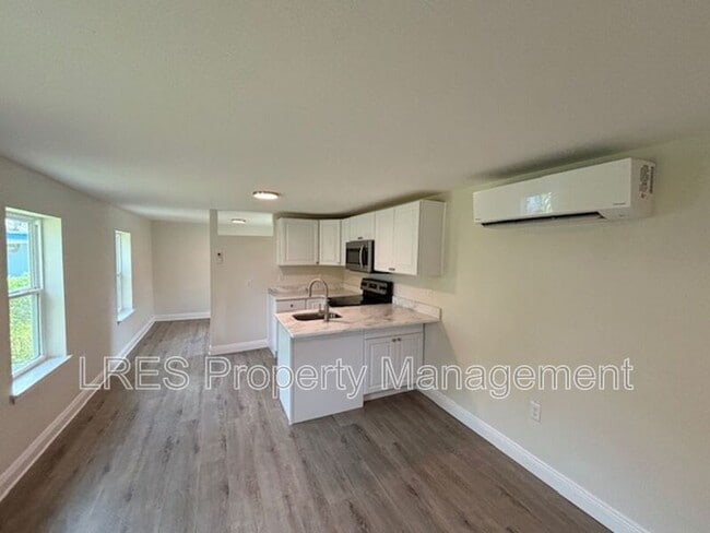 Building Photo - 710 1/2 Cypress Ave