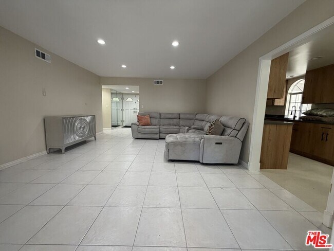 Building Photo - 10609 Reseda Blvd