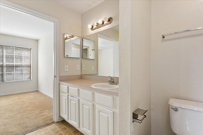 Building Photo - Terrific Bishops Court Townhouse!