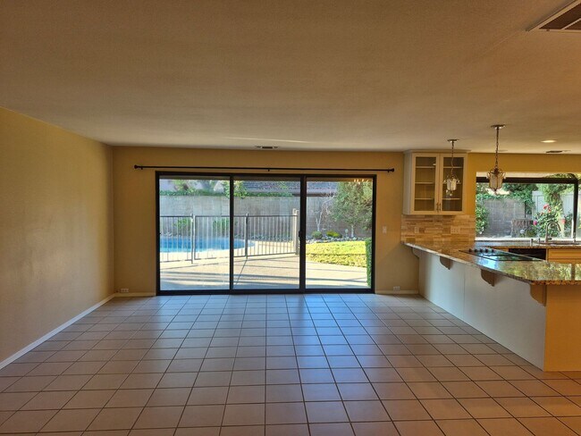 Building Photo - Beautiful  4 bedroom 2.5 bath with loft & Pool