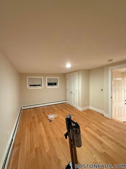 Building Photo - 2 Buckingham St