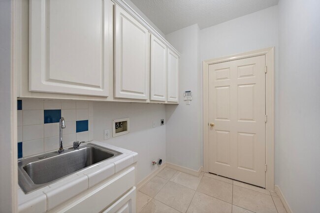 Building Photo - 423 Nighthawk Ct