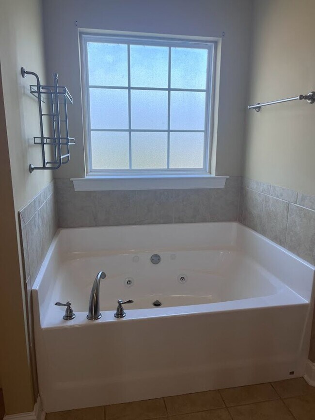 Building Photo - 415 Fernhurst Ln