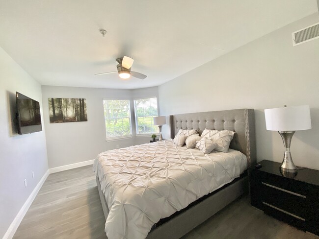 Modern bedroom - 7330 Westpointe Blvd