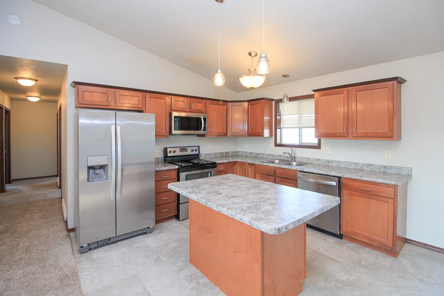 Building Photo - 320 Vernon Dr