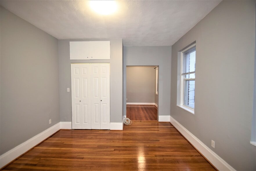 Building Photo - 18 Glenville Ave