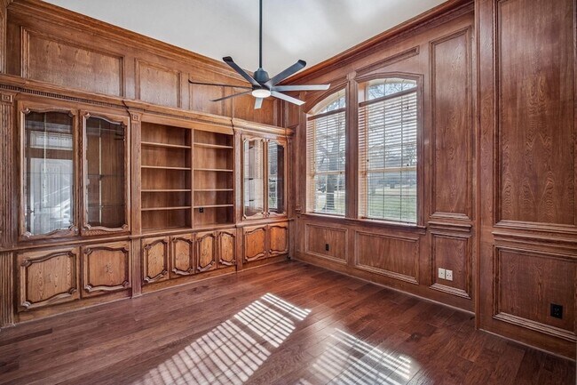 Building Photo - 2900 Creekview Dr