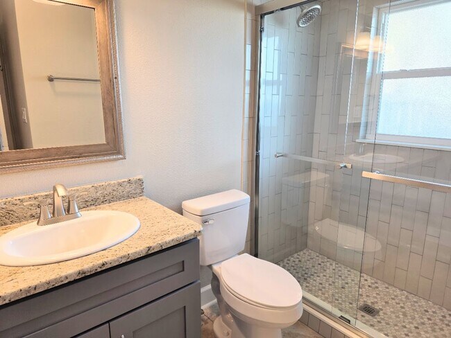 Building Photo - Beautiful 2-bedroom, 2-bath waterfront villa