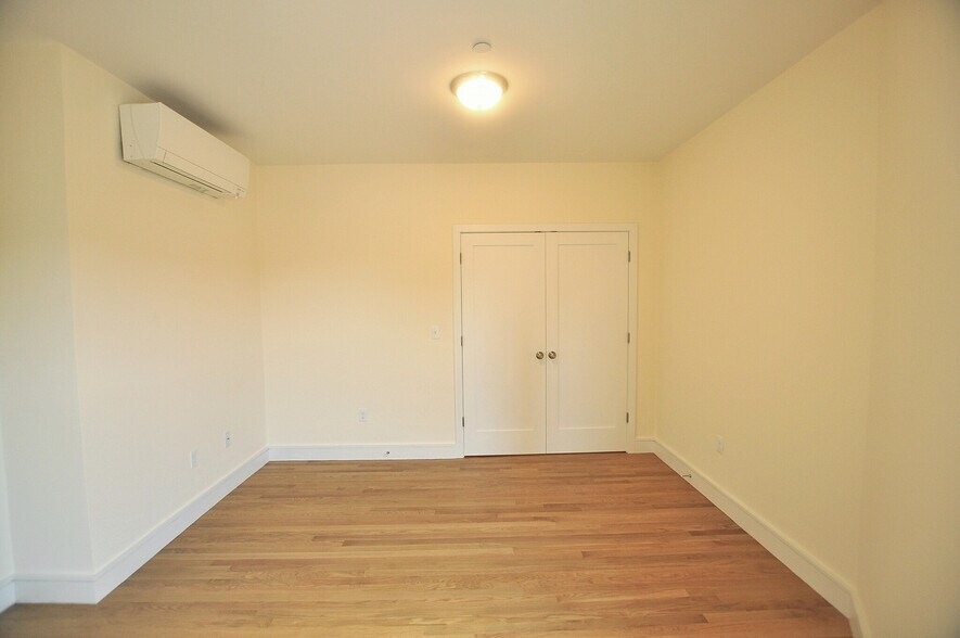 Building Photo - 877 Beacon St