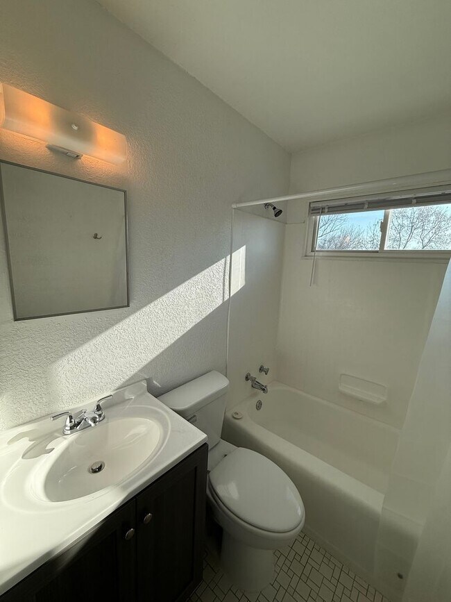 Building Photo - 2606 E Hennepin Ave